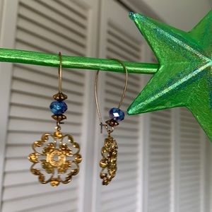 Beautiful, lightweight, gold tone earrings.